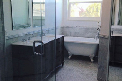 ヴィクトリアン調のおしゃれな浴室の写真