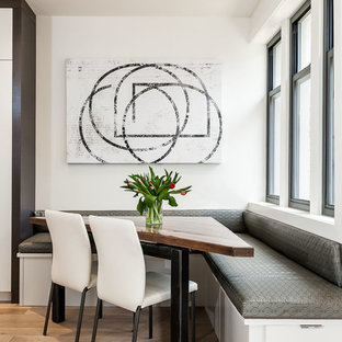 トロントのコンテンポラリースタイルのLDKの画像 (白い壁、淡色無垢フローリング)