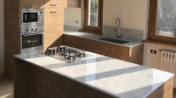 Cucina in laminato e marmo di Carrara