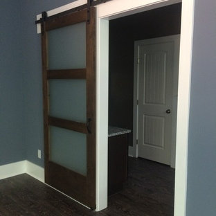 Inspiration för en mellanstor vintage hall, med blå väggar och mörkt trägolv