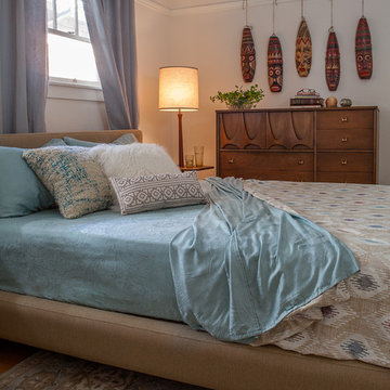 Vintage Bungalow: Mid-century modern bedroom by Kimball Starr Interior Design