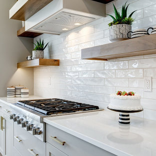 Landhausstil Küchen mit Rückwand aus Metrofliesen Ideen, Design