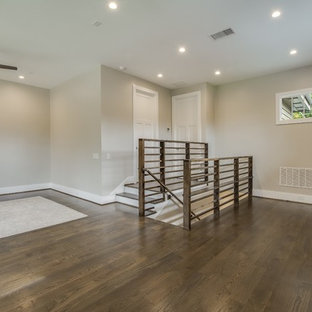 中サイズのミッドセンチュリースタイルのおしゃれな多目的ジム (ベージュの壁、無垢フローリング、茶色い床) の写真