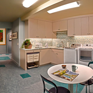 サンフランシスコの大きいコンテンポラリースタイルのおしゃれな家事室 (アンダーカウンターシンク、フラットパネル扉のキャビネット、ベージュのキャビネット、再生ガラスカウンター、リノリウムの床、左右配置の洗濯機・乾燥機、グレーの壁) の写真