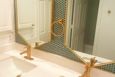 Idee per una stanza da bagno padronale moderna di medie dimensioni con piastrelle verdi, top bianco, due lavabi, ante bianche, piastrelle di vetro, pareti bianche, lavabo sottopiano, top in granito e mobile bagno incassato