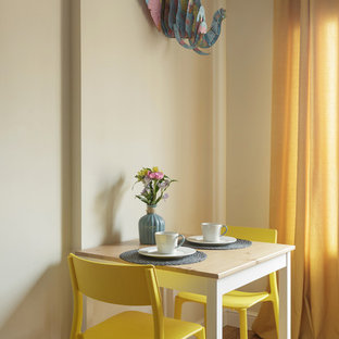 На фото: маленькие гостиные-столовые в скандинавском стиле с бежевыми стенами и паркетным полом среднего тона