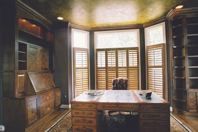 ワシントンD.C.にある広いコンテンポラリースタイルのおしゃれなホームオフィス・書斎 (淡色無垢フローリング、暖炉なし、自立型机、茶色い床) の写真