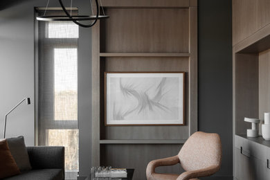 Diseño de salón abierto y gris y blanco urbano grande con paredes grises, suelo de madera en tonos medios, suelo marrón y alfombra