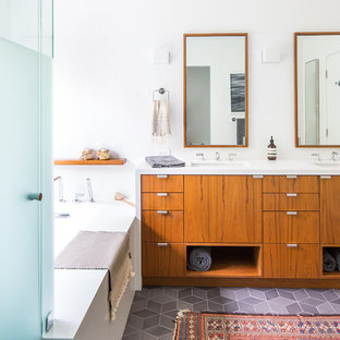 Idee per una stanza da bagno padronale minimalista con ante lisce, ante in legno scuro, vasca sottopiano, piastrelle bianche, piastrelle in ceramica, pareti bianche, pavimento in gres porcellanato, lavabo sottopiano, top in quarzo composito, pavimento grigio, top bianco, doccia ad angolo e porta doccia a battente