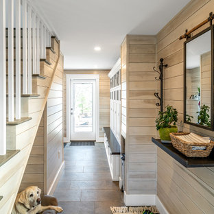 Inspiration för maritima kapprum, med beige väggar, en enkeldörr, glasdörr och grått golv