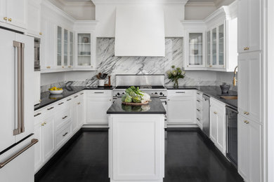 Inspiration for a mid-sized transitional u-shaped dark wood floor and black floor eat-in kitchen remodel in Dallas with an undermount sink, shaker cabinets, white cabinets, quartz countertops, white backsplash, marble backsplash, stainless steel appliances, an island and black countertops