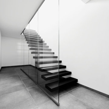 Kragarmtreppe in matt schwarz mit Weißglas