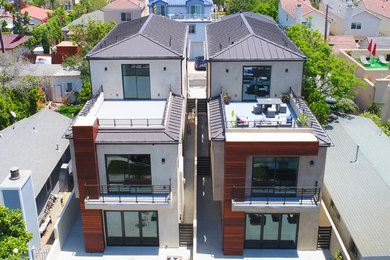 Réalisation d'une façade de maison à deux étages et plus avec un toit en métal.
