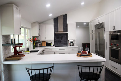 Kitchen - mid-sized transitional kitchen idea in Miami