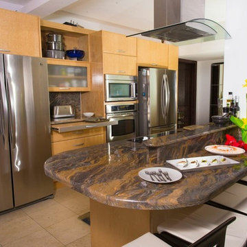 Party ready Kitchen - Peninsula and Back wall