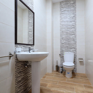 Immagine di un piccolo bagno di servizio minimalista con orinatoio, piastrelle beige, piastrelle in ceramica, pareti bianche, pavimento con piastrelle in ceramica, lavabo rettangolare e pavimento beige