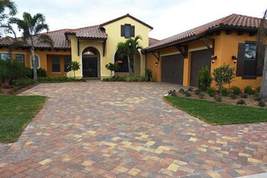 Example of an exterior home design in Jacksonville