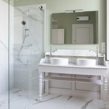 Création de deux salles de bain dans une pièce vide