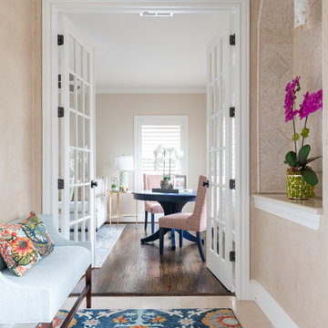 Bright Transitional Entry - Dallas (Oak Lawn), Texas