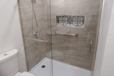 Inspiration for a modern bathroom remodel in Los Angeles