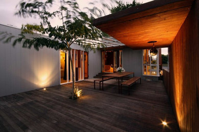 Photo of a contemporary deck in Auckland.