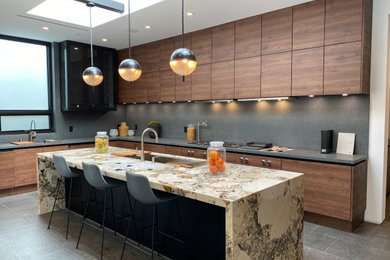 Kitchen photo in Los Angeles