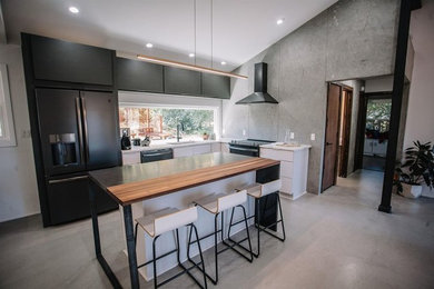 Kitchen - modern kitchen idea in Nashville