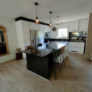 Cornebarrieu - Cuisine ouverte avec plan de travail en granit