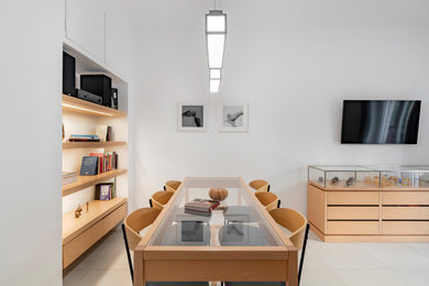 Immagine di un soggiorno contemporaneo di medie dimensioni con pavimento in gres porcellanato, pavimento beige, libreria, TV a parete e con abbinamento di mobili antichi e moderni