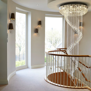 Inspiration för klassiska hallar, med beige väggar, heltäckningsmatta och beiget golv