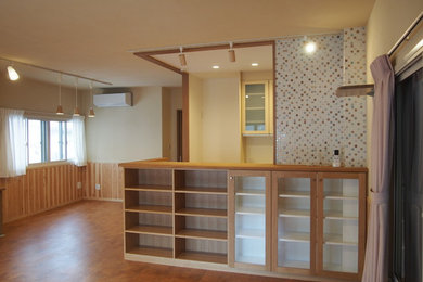 Esempio di una sala da pranzo aperta verso il soggiorno country con pareti bianche, pavimento in sughero e pavimento marrone