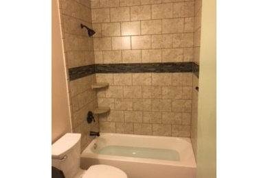 Пример оригинального дизайна: маленькая ванная комната в классическом стиле с душем над ванной, бежевой плиткой, керамической плиткой, бежевыми стенами и полом из керамической плитки для на участке и в саду