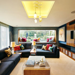 Foto på ett stort funkis vardagsrum, med heltäckningsmatta, en bred öppen spis och en inbyggd mediavägg