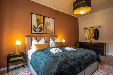 Mittelgroßes Modernes Hauptschlafzimmer mit oranger Wandfarbe in Leipzig