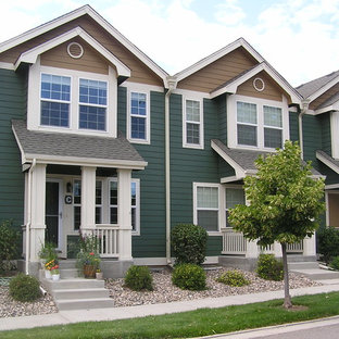 На фото: двухэтажный фасад таунхауса среднего размера зеленого цвета в стиле кантри с облицовкой из дерева, двускатной крышей и крышей из гибкой черепицы с