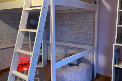 Ejemplo de dormitorio infantil de tamaño medio con paredes púrpuras, suelo de madera clara y papel pintado