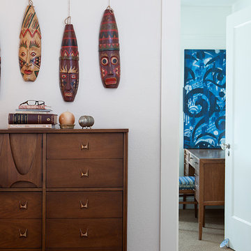 Vintage Bungalow: Mid-century modern bedroom by Kimball Starr Interior Design