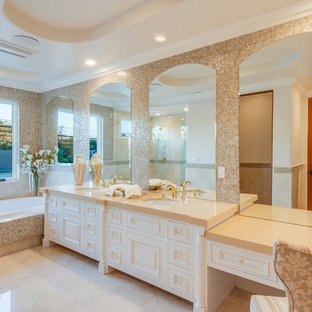 Foton och badrumsinspiration för badrum, med en jacuzzi och beige ...