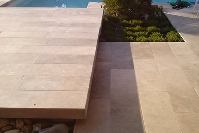 Idée de décoration pour une piscine avant design rectangle avec des pavés en pierre naturelle.