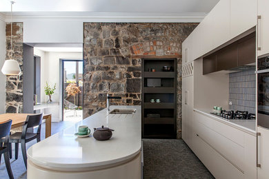 На фото: кухня-столовая среднего размера в стиле модернизм с белыми стенами и серым полом без камина с