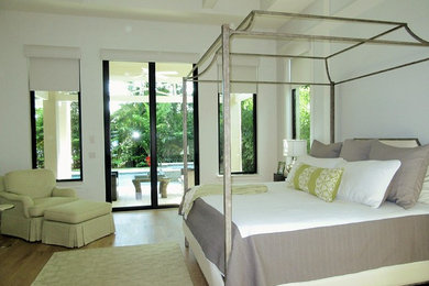 Modelo de dormitorio principal contemporáneo de tamaño medio con paredes grises y moqueta