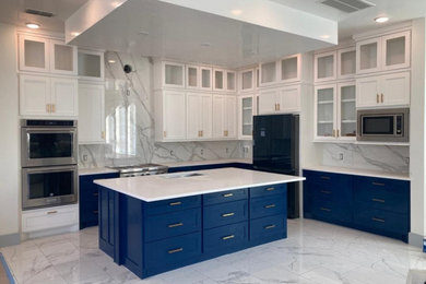 Example of a minimalist kitchen design in Houston