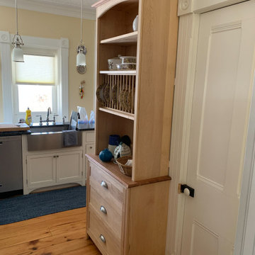 Hutch with plate rail