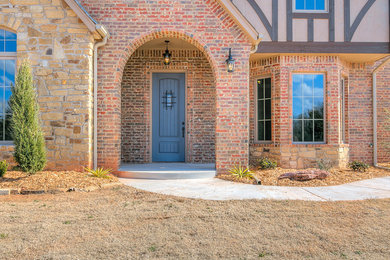 Large farmhouse exterior home idea in Oklahoma City