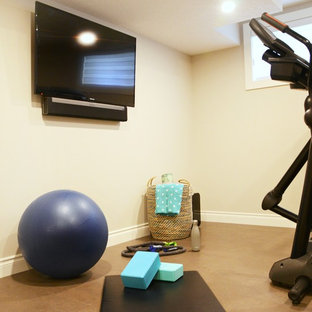 カルガリーの中サイズのコンテンポラリースタイルのおしゃれな多目的ジム (グレーの壁、コルクフローリング、茶色い床) の写真