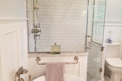 シカゴにあるお手頃価格の中くらいなコンテンポラリースタイルのおしゃれな浴室の写真