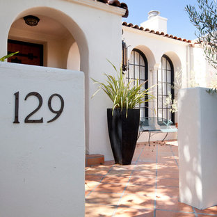 Mittelgroßes, Einstöckiges, Weißes Modernes Haus mit Lehmfassade und Walmdach in Los Angeles