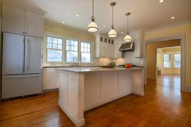 Kitchen - traditional kitchen idea in Boston