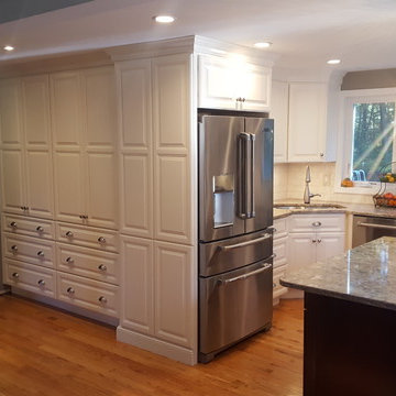 Suburban Multitone Eat in Kitchen