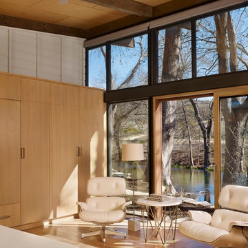 Houzz Tour: Multiple Buildings Create an Indoor-Outdoor Home on a River